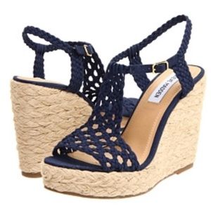 Steve Madden Manngo 7.5m sandal. Navy